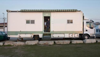 Un camion solaire converti en habitation en bois