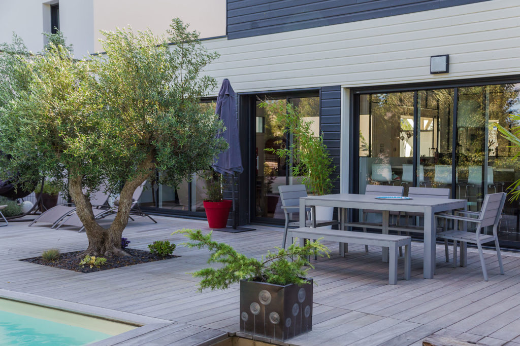 terrasse-bois-piscine-maison-trecobois