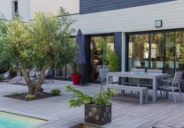 terrasse-bois-piscine-maison-trecobois