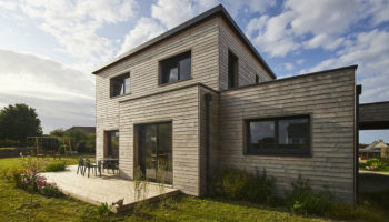 Maison en bois design et chaleureuse sur le littoral breton (29)