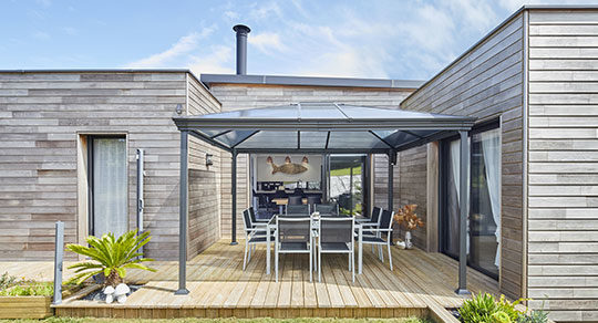 Maison en bois avec terrasse couverte