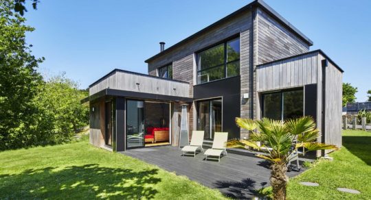 Perspectives design de la maison et mise en relief des nuances du bardage bois