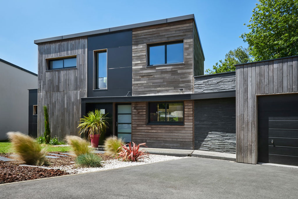 Une maison contemporaine en bois et pierres à la décoration sobre