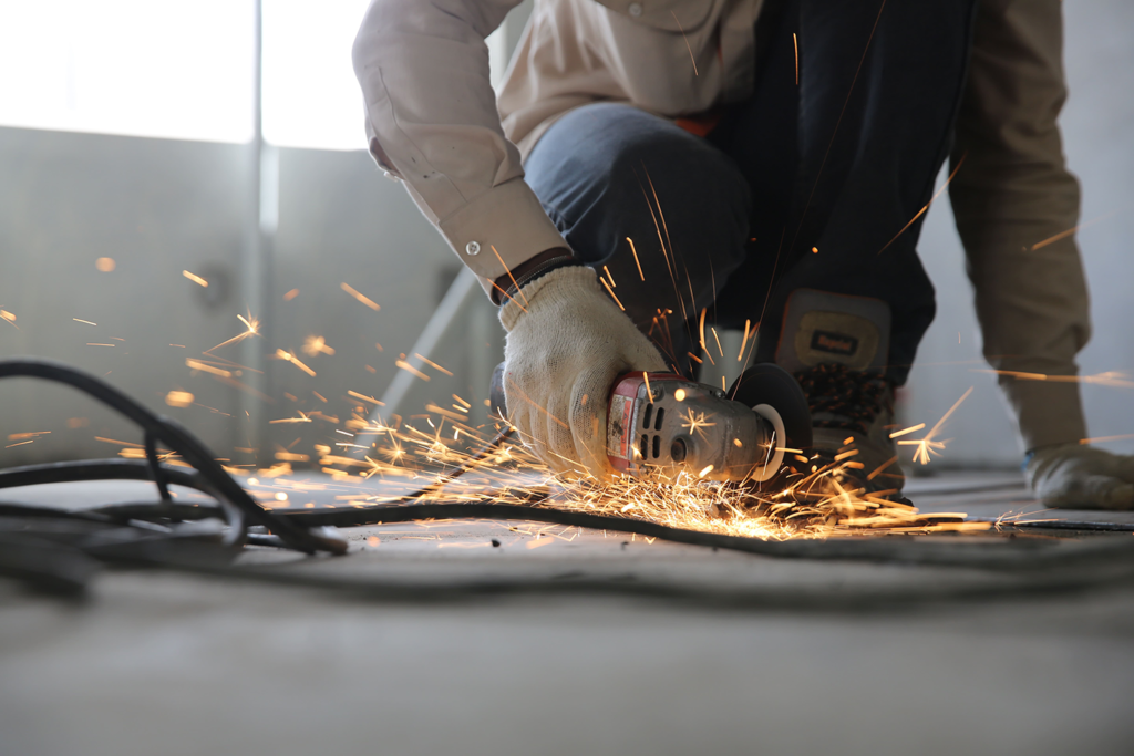 artisan travaillant sur un chantier