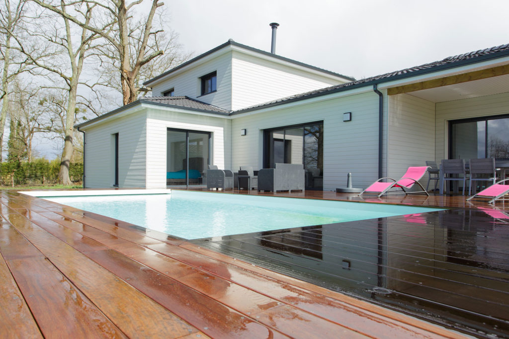 maison avec piscine vue de la terrasse