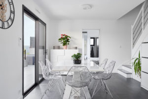 salle-manger-blanche-maison-trecobat