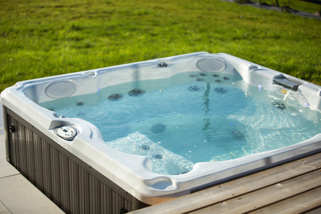 jacuzzi-extérieur-maison-trecobois-lannilis