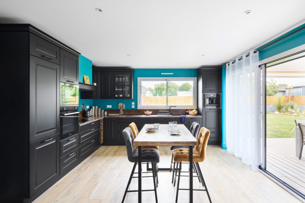 cuisine-sejour-bleu-noir-bois-trecobois
