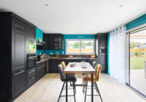 cuisine-sejour-bleu-noir-bois-trecobois