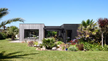 Maison bois bicolore lignes cubiques et design