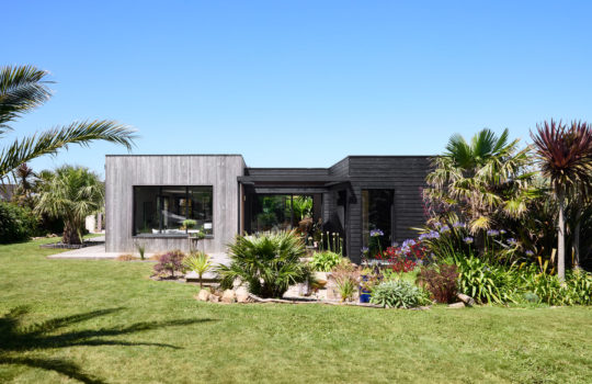 Maison bois bicolore lignes cubiques et design